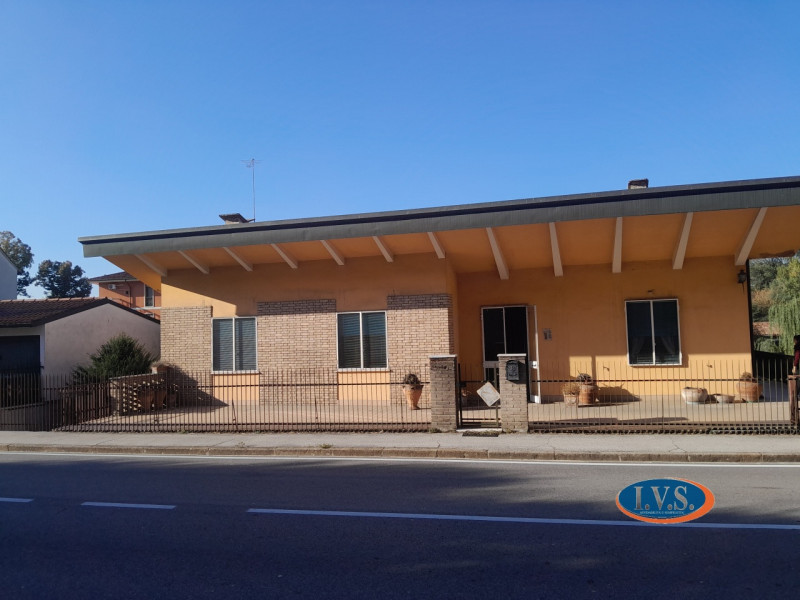 MONTEGALDA (VI): Proponiamo CASA SINGOLA  con ampio giardino in una posizione centrale del paese ...