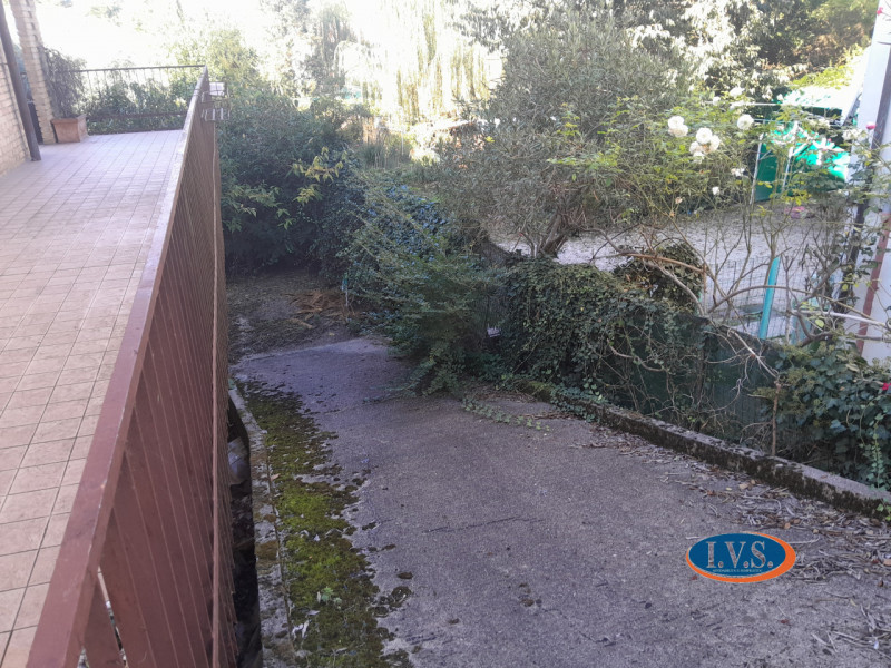 MONTEGALDA (VI): Proponiamo CASA SINGOLA  con ampio giardino in una posizione centrale del paese ...