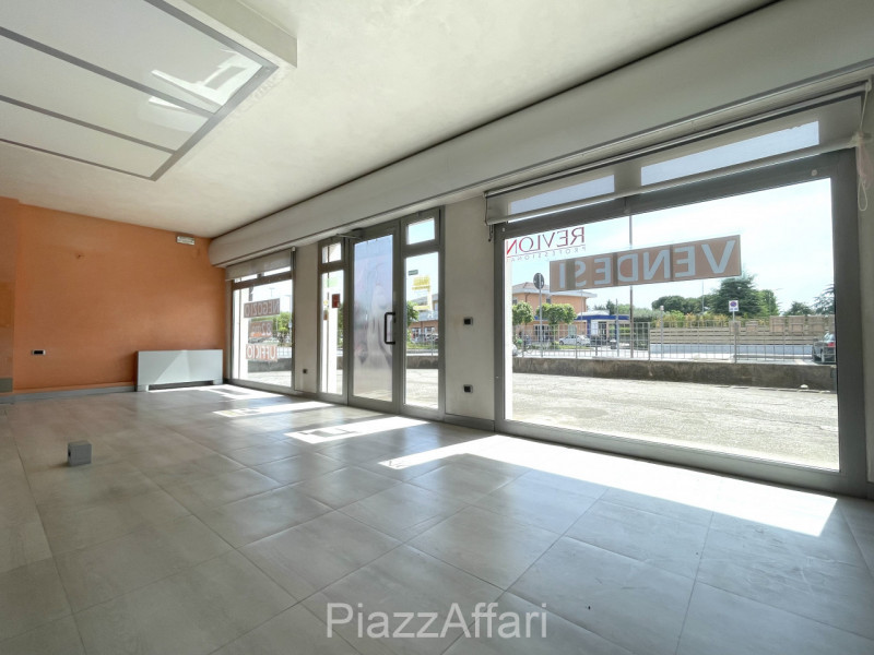 All'inizio della zona Ex-Piscina - "Ex Foro Boario" - ubicato proprio davanti al supermercato Eur...