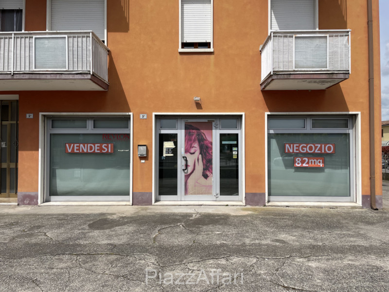 All'inizio della zona Ex-Piscina - "Ex Foro Boario" - ubicato proprio davanti al supermercato Eur...