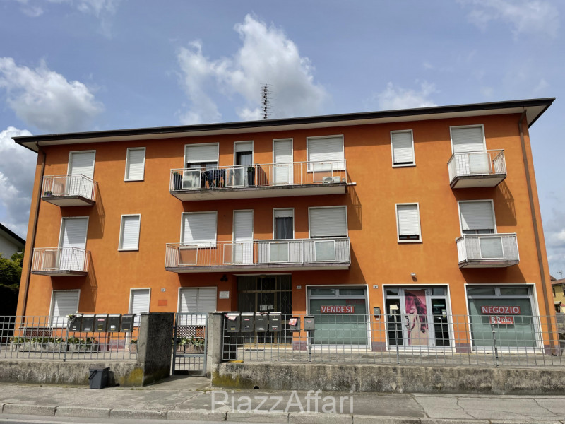 All'inizio della zona Ex-Piscina - "Ex Foro Boario" - ubicato proprio davanti al supermercato Eur...