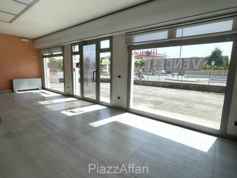 All'inizio della zona Ex-Piscina - "Ex Foro Boario" - ubicato proprio davanti al supermercato Eur...