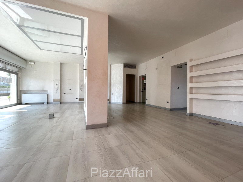 All'inizio della zona Ex-Piscina - "Ex Foro Boario" - ubicato proprio davanti al supermercato Eur...