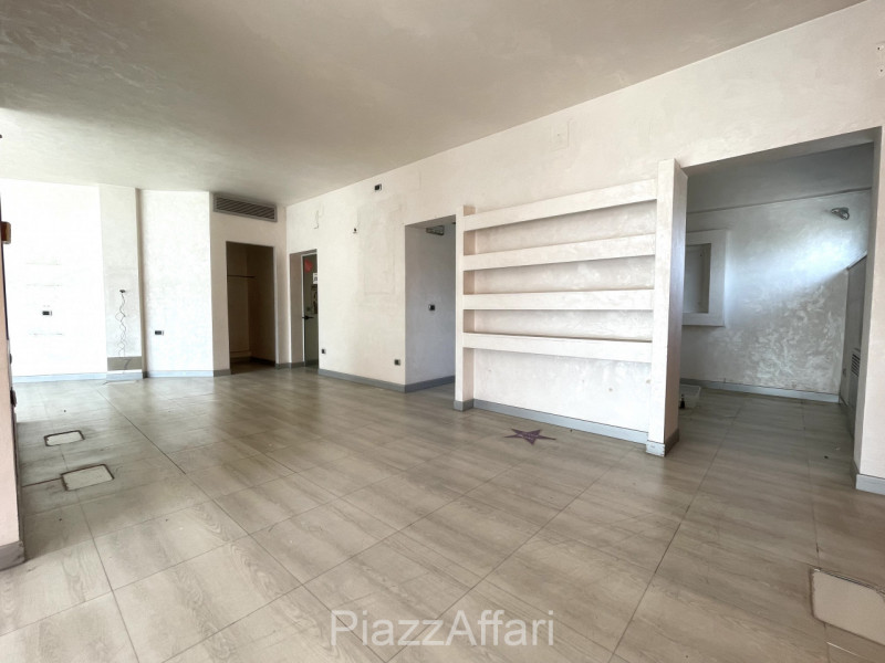 All'inizio della zona Ex-Piscina - "Ex Foro Boario" - ubicato proprio davanti al supermercato Eur...