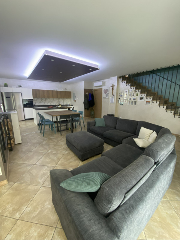 Vi presentiamo un'opportunità imperdibile nel cuore di Rossano Veneto: una bifamiliare con una su...