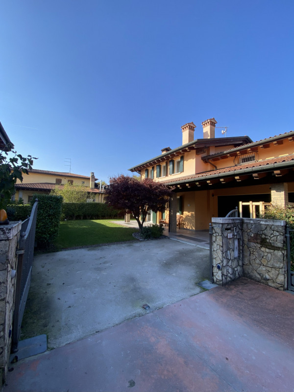 Vi presentiamo un'opportunità imperdibile nel cuore di Rossano Veneto: una bifamiliare con una su...