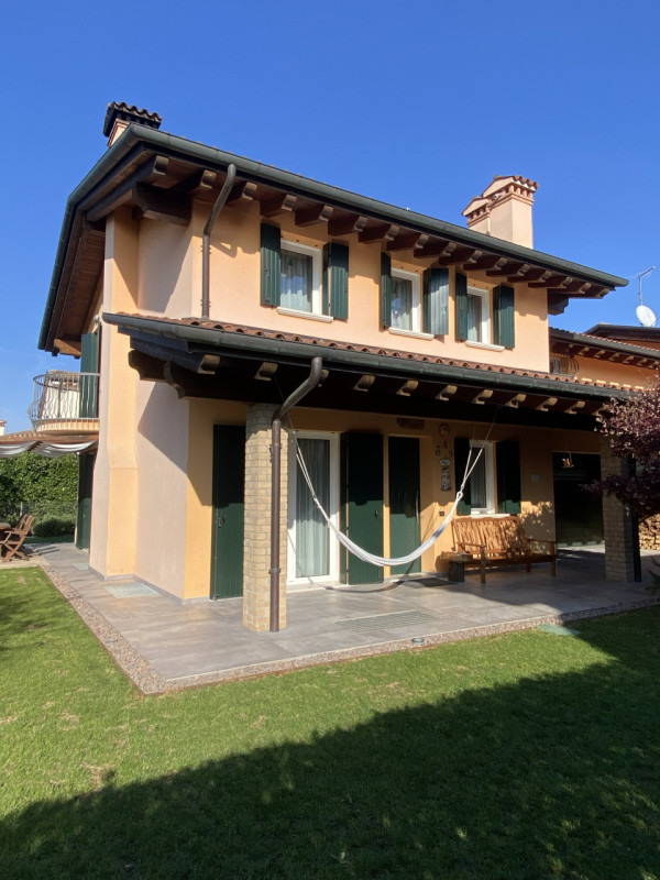 Vi presentiamo un'opportunità imperdibile nel cuore di Rossano Veneto: una bifamiliare con una su...