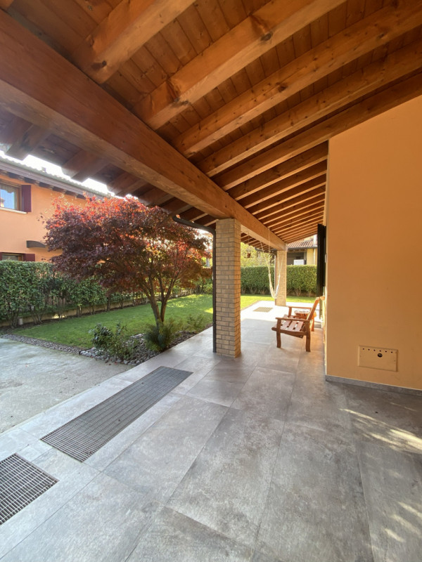 Vi presentiamo un'opportunità imperdibile nel cuore di Rossano Veneto: una bifamiliare con una su...