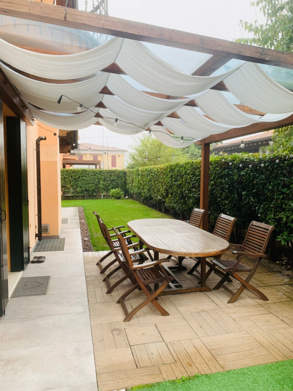 Vi presentiamo un'opportunità imperdibile nel cuore di Rossano Veneto: una bifamiliare con una su...