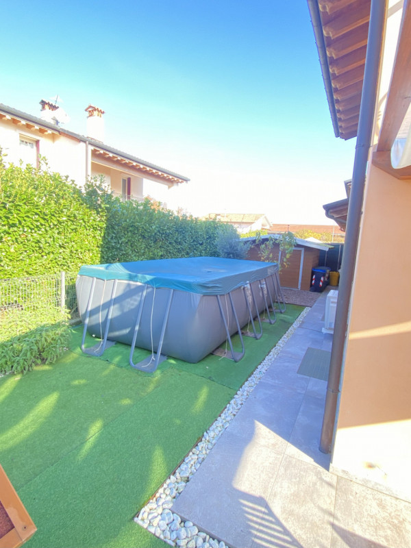 Vi presentiamo un'opportunità imperdibile nel cuore di Rossano Veneto: una bifamiliare con una su...