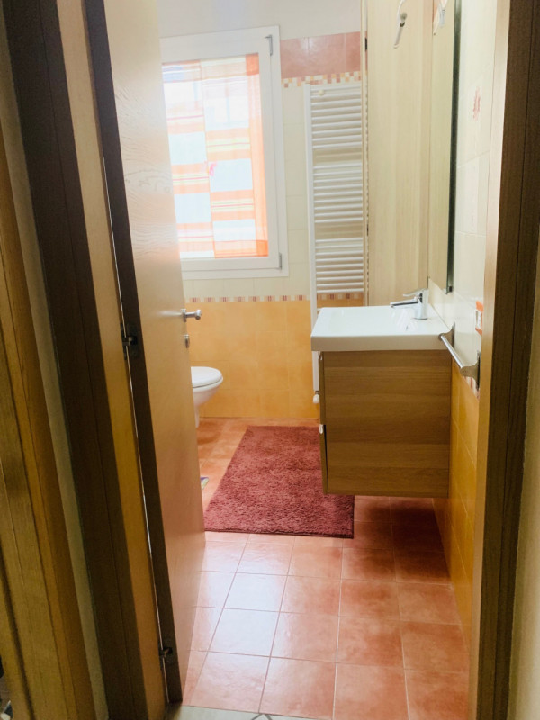 Vi presentiamo un'opportunità imperdibile nel cuore di Rossano Veneto: una bifamiliare con una su...