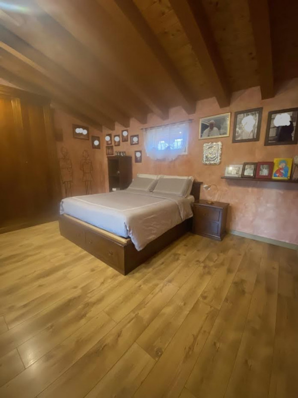 Vi presentiamo un'opportunità imperdibile nel cuore di Rossano Veneto: una bifamiliare con una su...