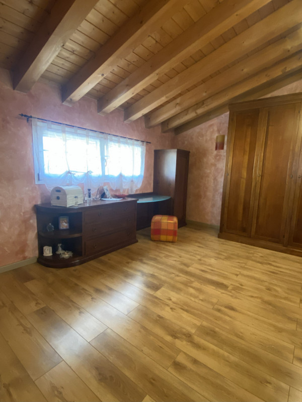 Vi presentiamo un'opportunità imperdibile nel cuore di Rossano Veneto: una bifamiliare con una su...