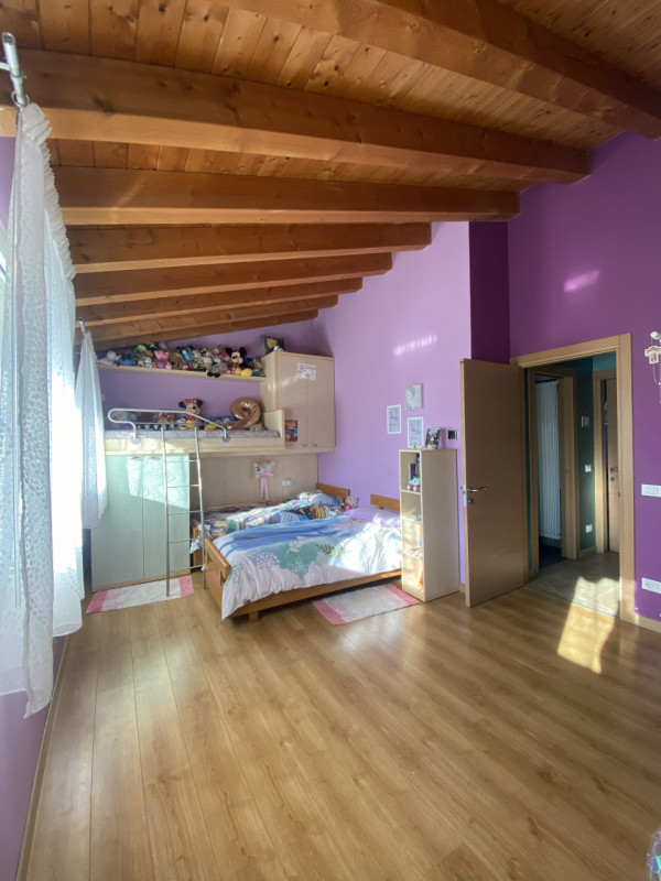 Vi presentiamo un'opportunità imperdibile nel cuore di Rossano Veneto: una bifamiliare con una su...