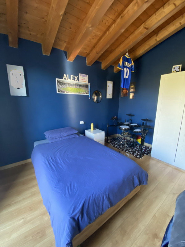 Vi presentiamo un'opportunità imperdibile nel cuore di Rossano Veneto: una bifamiliare con una su...