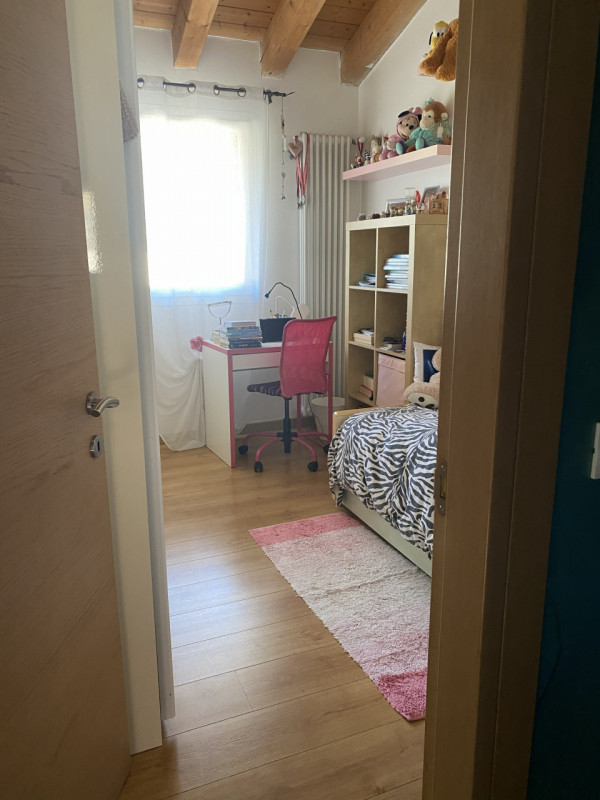 Vi presentiamo un'opportunità imperdibile nel cuore di Rossano Veneto: una bifamiliare con una su...