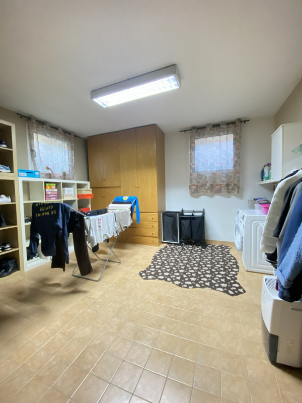 Vi presentiamo un'opportunità imperdibile nel cuore di Rossano Veneto: una bifamiliare con una su...