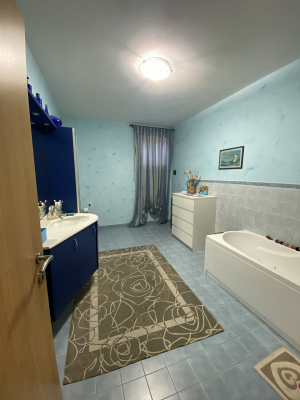 Vi presentiamo un'opportunità imperdibile nel cuore di Rossano Veneto: una bifamiliare con una su...