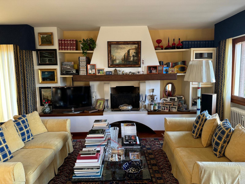 Sara Immobiliare propone in esclusiva un elegante appartamento di 148 mq, situato nell’ambita zon...