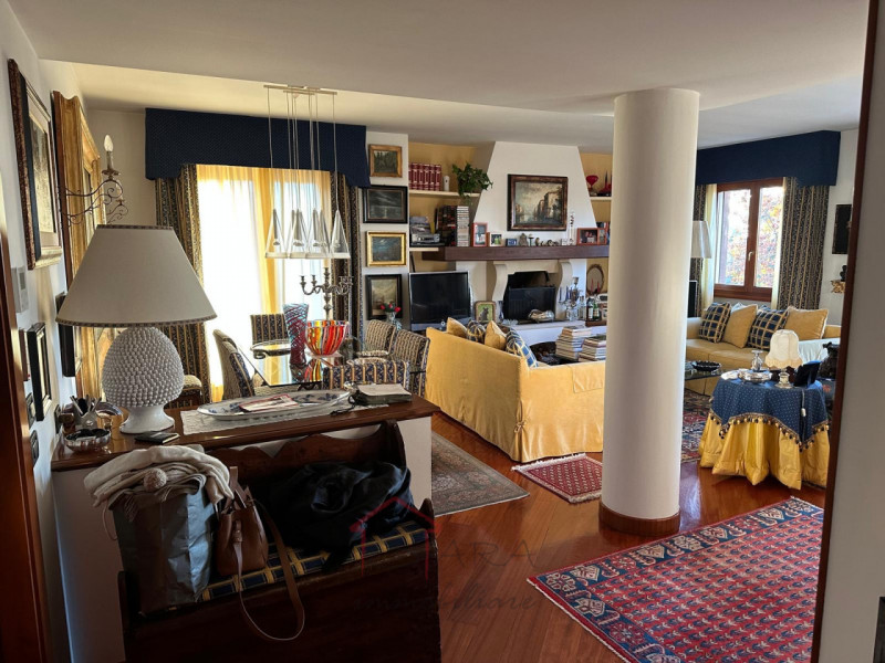 Sara Immobiliare propone in esclusiva un elegante appartamento di 148 mq, situato nell’ambita zon...