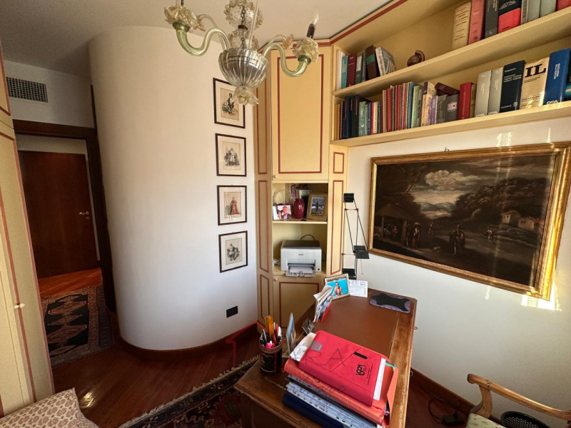 Sara Immobiliare propone in esclusiva un elegante appartamento di 148 mq, situato nell’ambita zon...