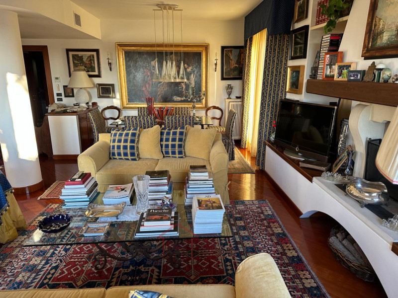 Sara Immobiliare propone in esclusiva un elegante appartamento di 148 mq, situato nell’ambita zon...