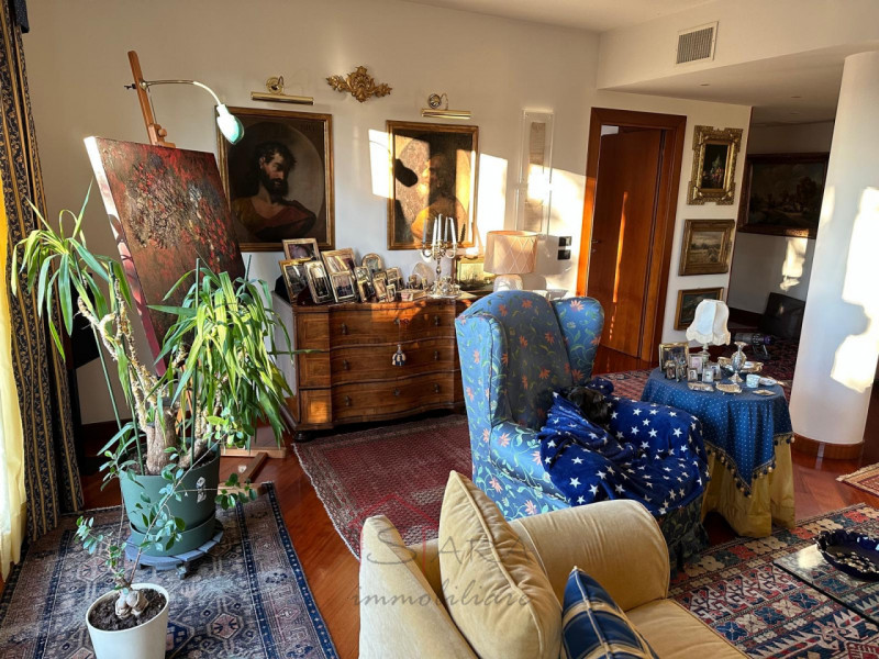 Sara Immobiliare propone in esclusiva un elegante appartamento di 148 mq, situato nell’ambita zon...