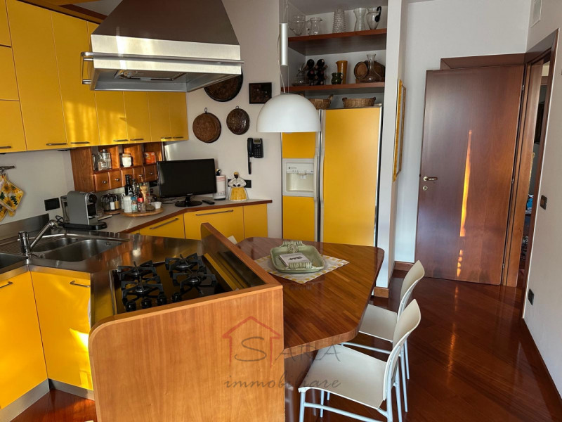 Sara Immobiliare propone in esclusiva un elegante appartamento di 148 mq, situato nell’ambita zon...