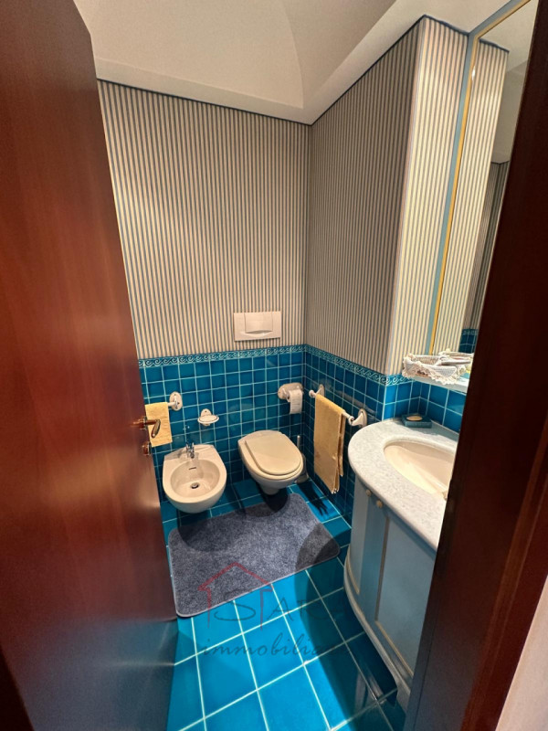 Sara Immobiliare propone in esclusiva un elegante appartamento di 148 mq, situato nell’ambita zon...