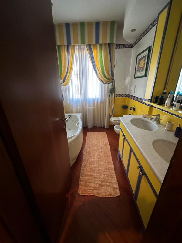 Sara Immobiliare propone in esclusiva un elegante appartamento di 148 mq, situato nell’ambita zon...