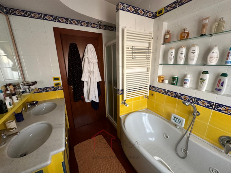 Sara Immobiliare propone in esclusiva un elegante appartamento di 148 mq, situato nell’ambita zon...