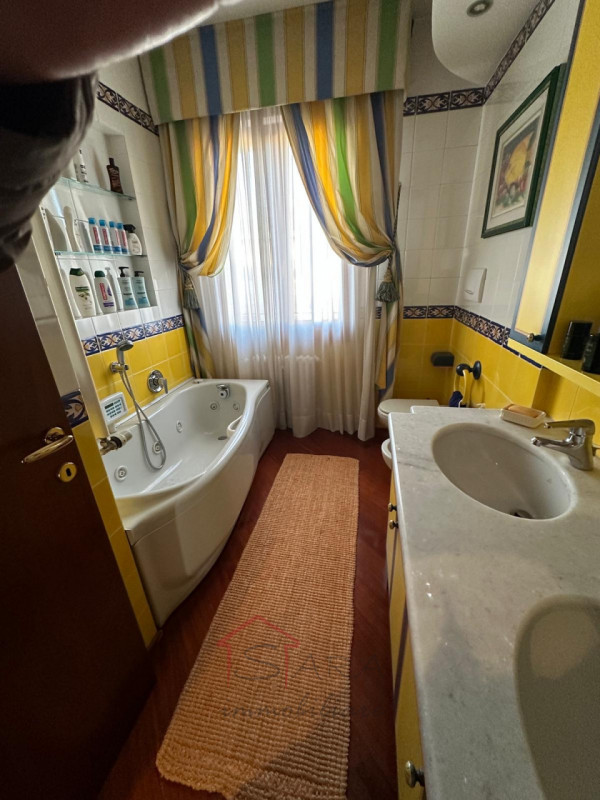 Sara Immobiliare propone in esclusiva un elegante appartamento di 148 mq, situato nell’ambita zon...