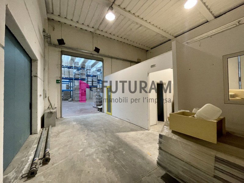 RIF: 115NM - PADOVA - PER INFO: 340335 8378 - 0444310220

Propongo in AFFITTO capannone produttiv...