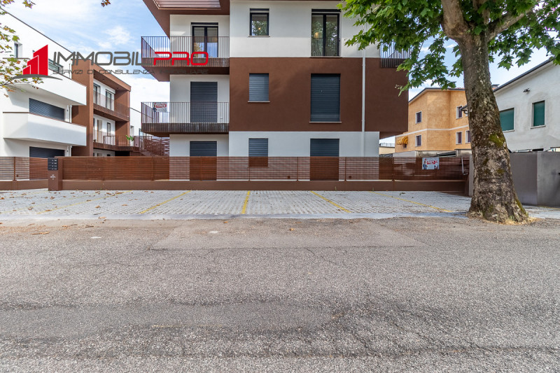 ESCLUSIVA IMMOBILPRO!!! NO IVA!!! RISPARMI € 8.000,00!
Un bicamere moderno, funzionale e con un g...