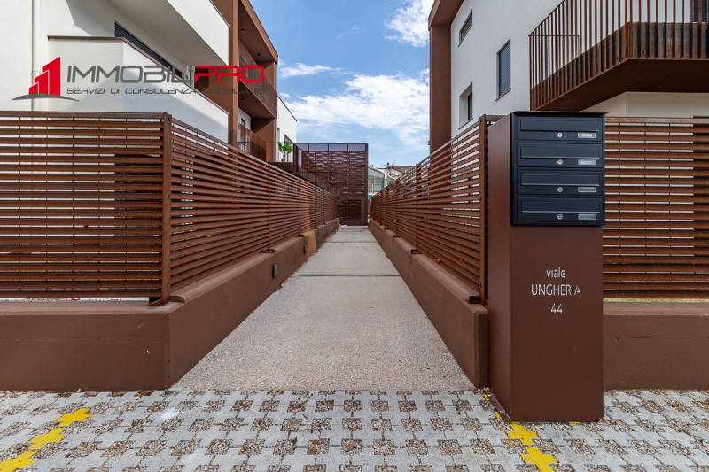 ESCLUSIVA IMMOBILPRO!!! NO IVA!!! RISPARMI € 8.000,00!
Un bicamere moderno, funzionale e con un g...