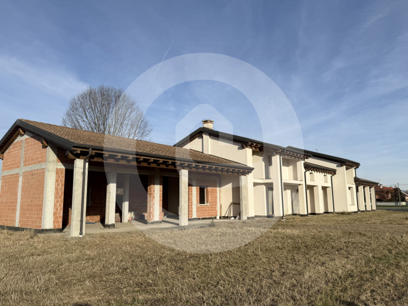 Scopri questa meravigliosa e spaziosa porzione di villa bifamiliare situata nel tranquillo comune...