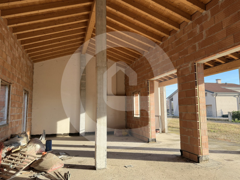 Scopri questa meravigliosa e spaziosa porzione di villa bifamiliare situata nel tranquillo comune...