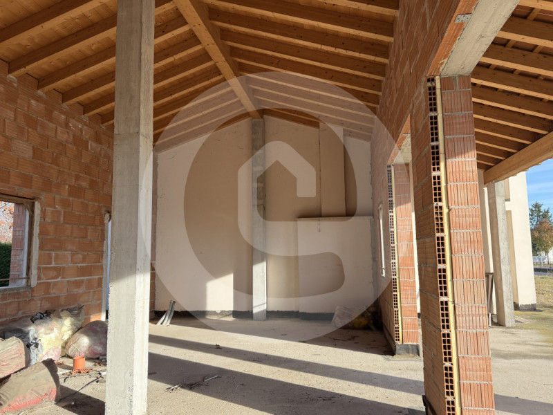 Scopri questa meravigliosa e spaziosa porzione di villa bifamiliare situata nel tranquillo comune...