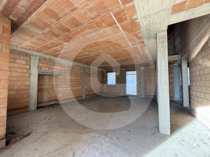 Scopri questa meravigliosa e spaziosa porzione di villa bifamiliare situata nel tranquillo comune...