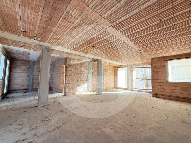 Scopri questa meravigliosa e spaziosa porzione di villa bifamiliare situata nel tranquillo comune...