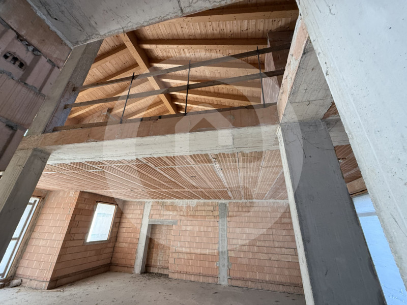 Scopri questa meravigliosa e spaziosa porzione di villa bifamiliare situata nel tranquillo comune...