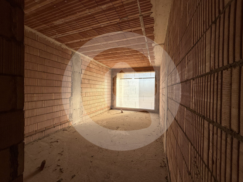 Scopri questa meravigliosa e spaziosa porzione di villa bifamiliare situata nel tranquillo comune...