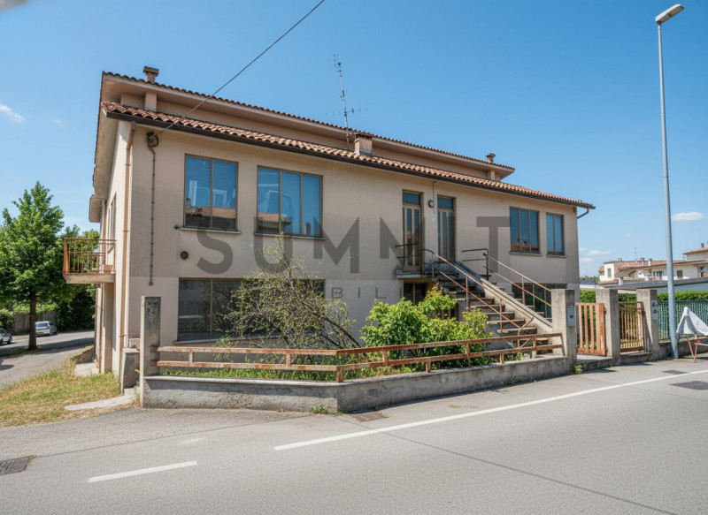 SANTORSO:  intera BIFAMILIARE  in zona residenziale collinare con splendida vista, composta da du...