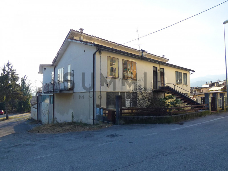 SANTORSO:  BIFAMILIARE completa in zona residenziale collinare con splendida vista, composta da d...