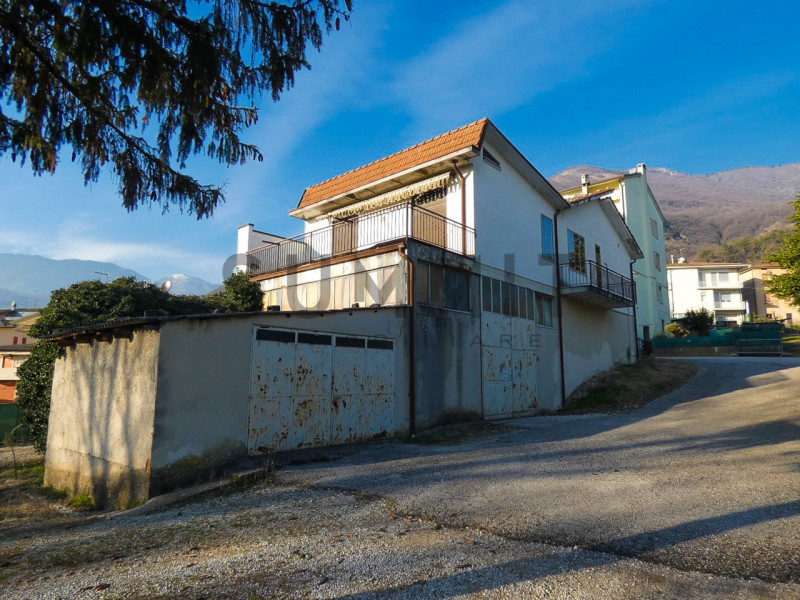 SANTORSO:  BIFAMILIARE completa in zona residenziale collinare con splendida vista, composta da d...