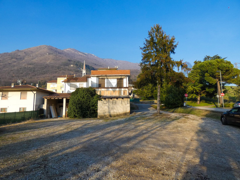 SANTORSO:  BIFAMILIARE completa in zona residenziale collinare con splendida vista, composta da d...