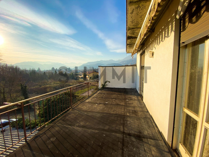 SANTORSO:  BIFAMILIARE completa in zona residenziale collinare con splendida vista, composta da d...