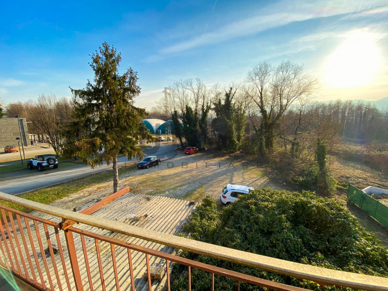 SANTORSO:  BIFAMILIARE completa in zona residenziale collinare con splendida vista, composta da d...