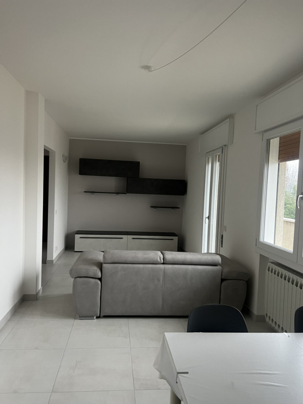 Proponiamo in affitto ampio appartamento quadrilocale di circa 97 mq situato nella zona centrale ...