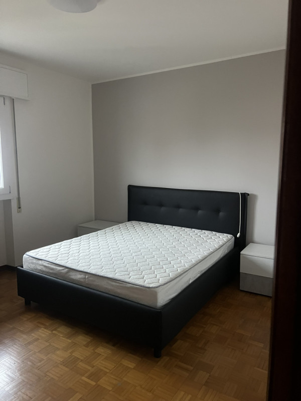 Proponiamo in affitto ampio appartamento quadrilocale di circa 97 mq situato nella zona centrale ...